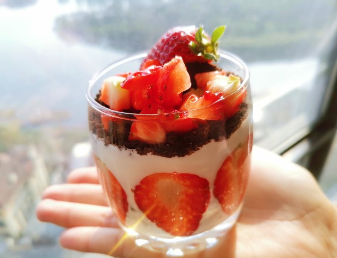 奥利奥草莓酸奶杯做法